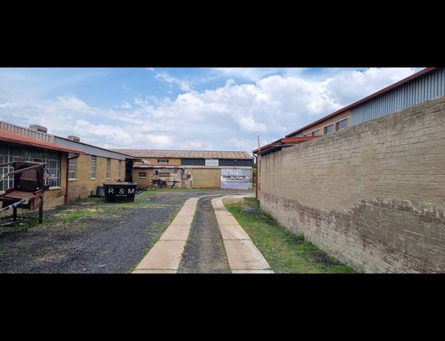 3,674M² WAREHOUSE FOR SALE IN AUREUS